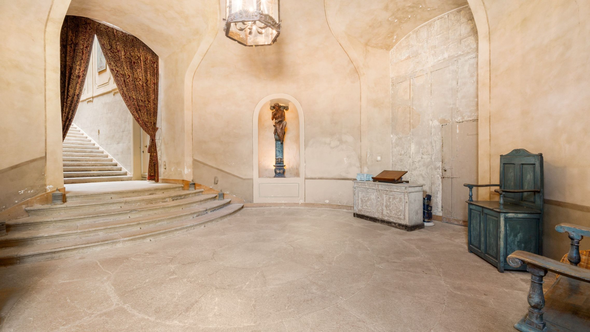 castle 99.9 Rooms for sale on LA VERDIERE (83560)