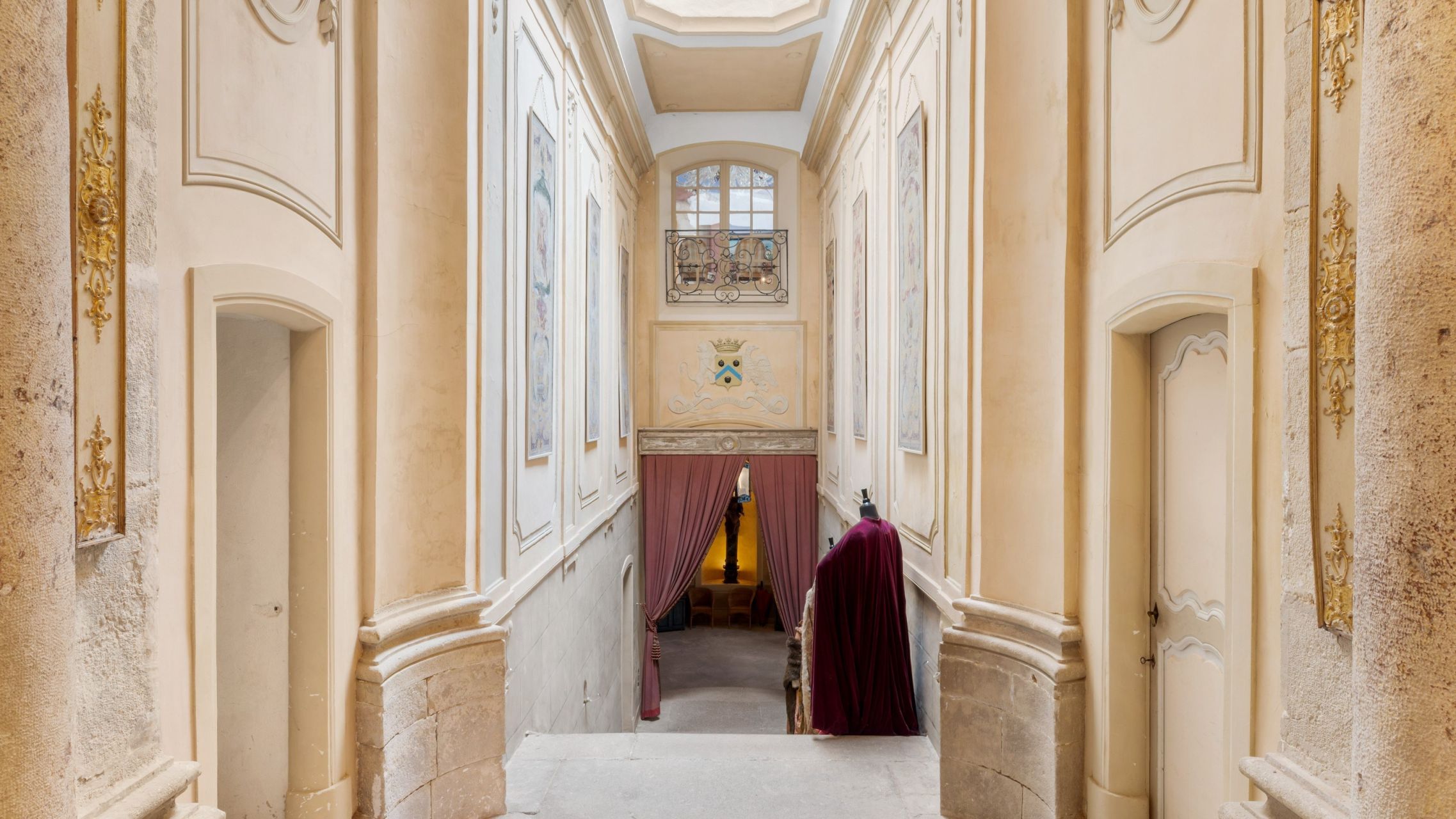 castle 99.9 Rooms for sale on LA VERDIERE (83560)