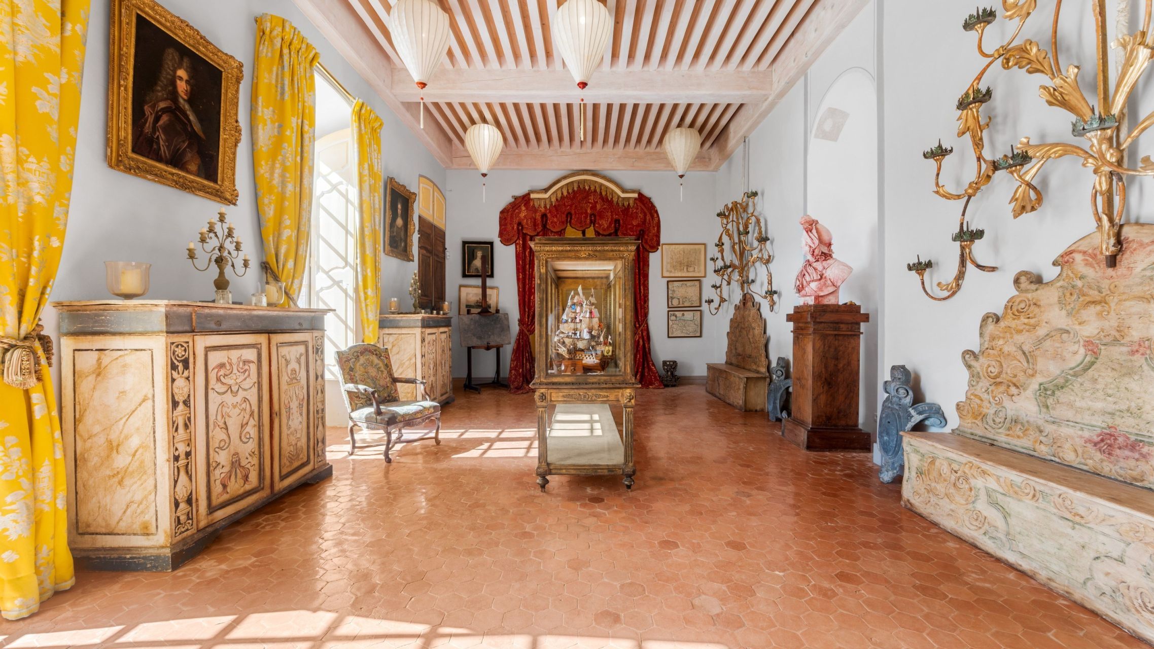 castle 99.9 Rooms for sale on LA VERDIERE (83560)