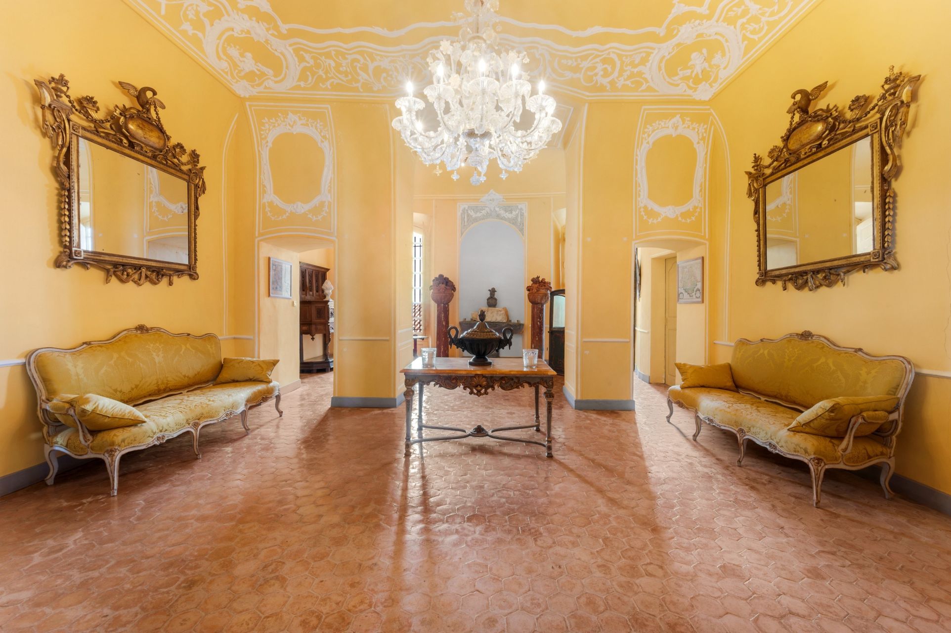 castle 99.9 Rooms for sale on LA VERDIERE (83560)