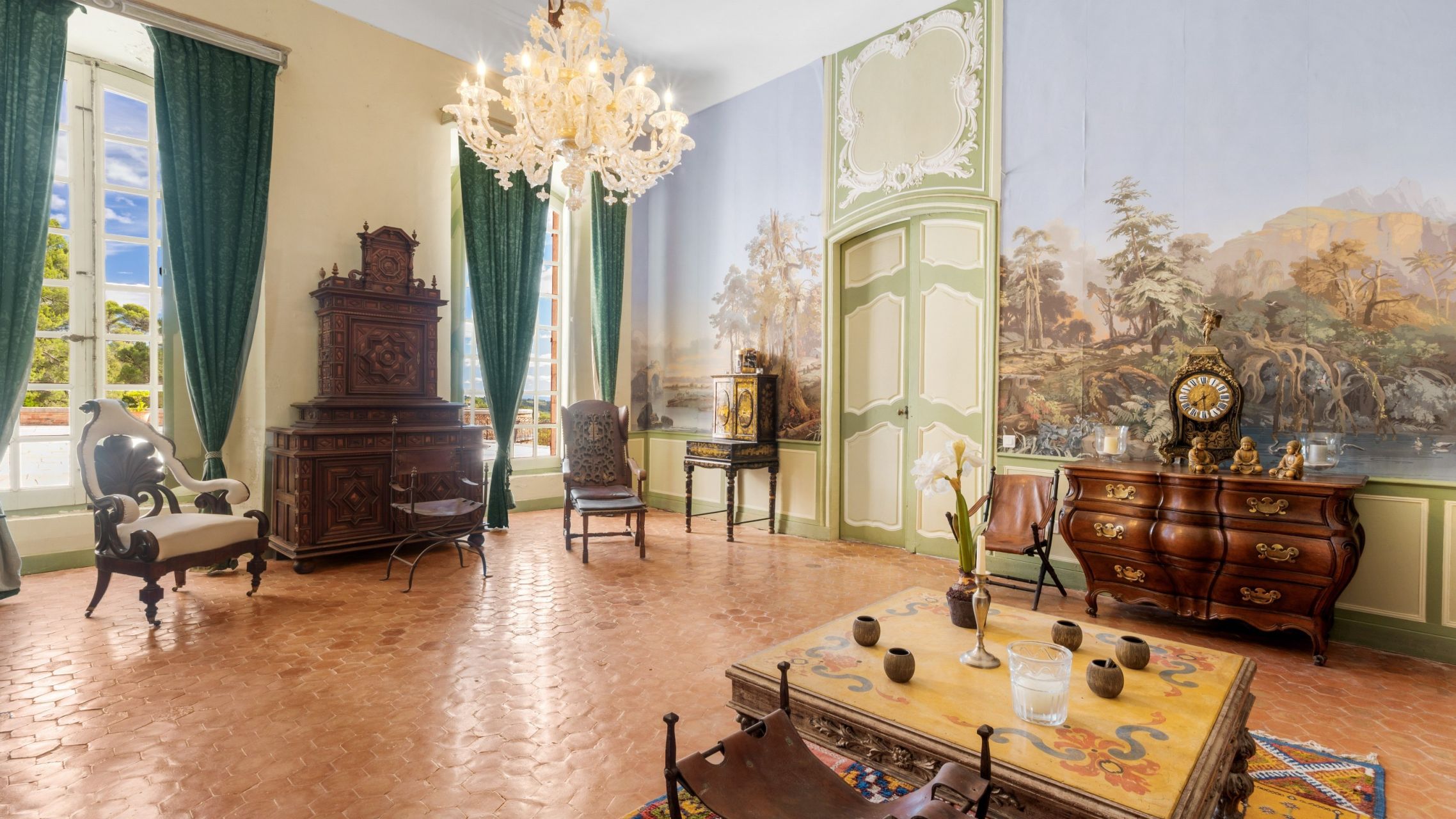 castle 99.9 Rooms for sale on LA VERDIERE (83560)