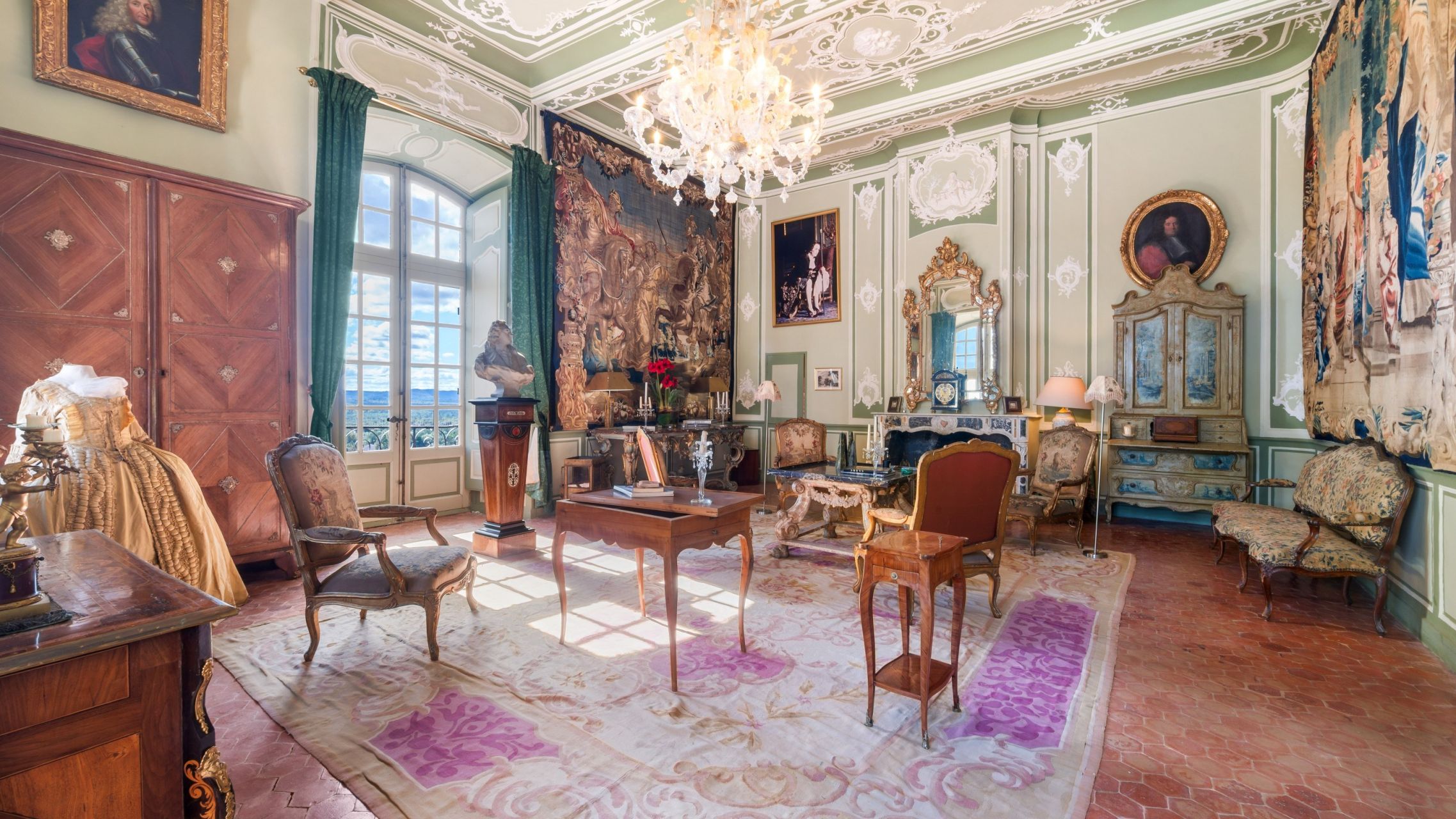 castle 99.9 Rooms for sale on LA VERDIERE (83560)