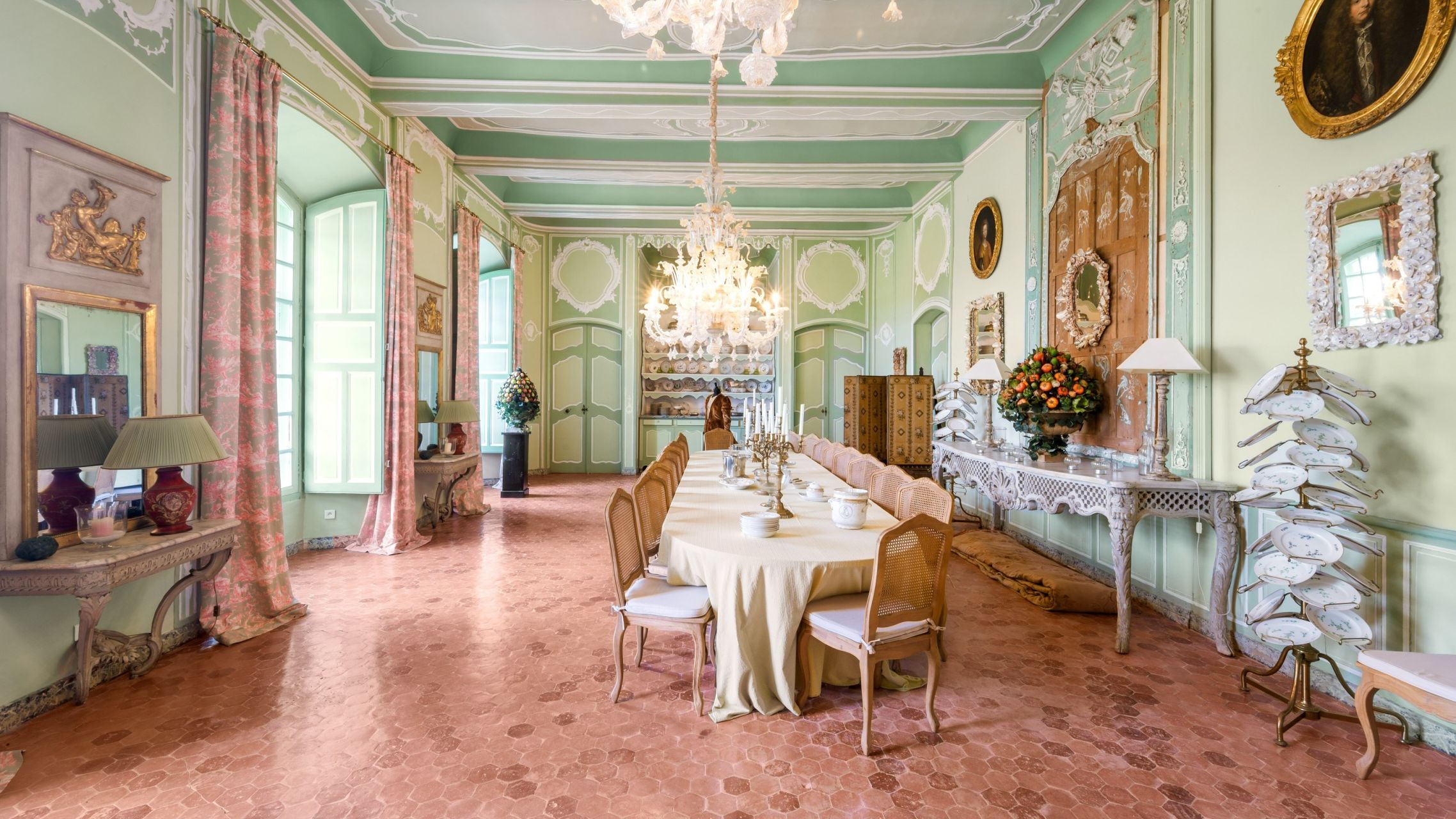 castle 99.9 Rooms for sale on LA VERDIERE (83560)