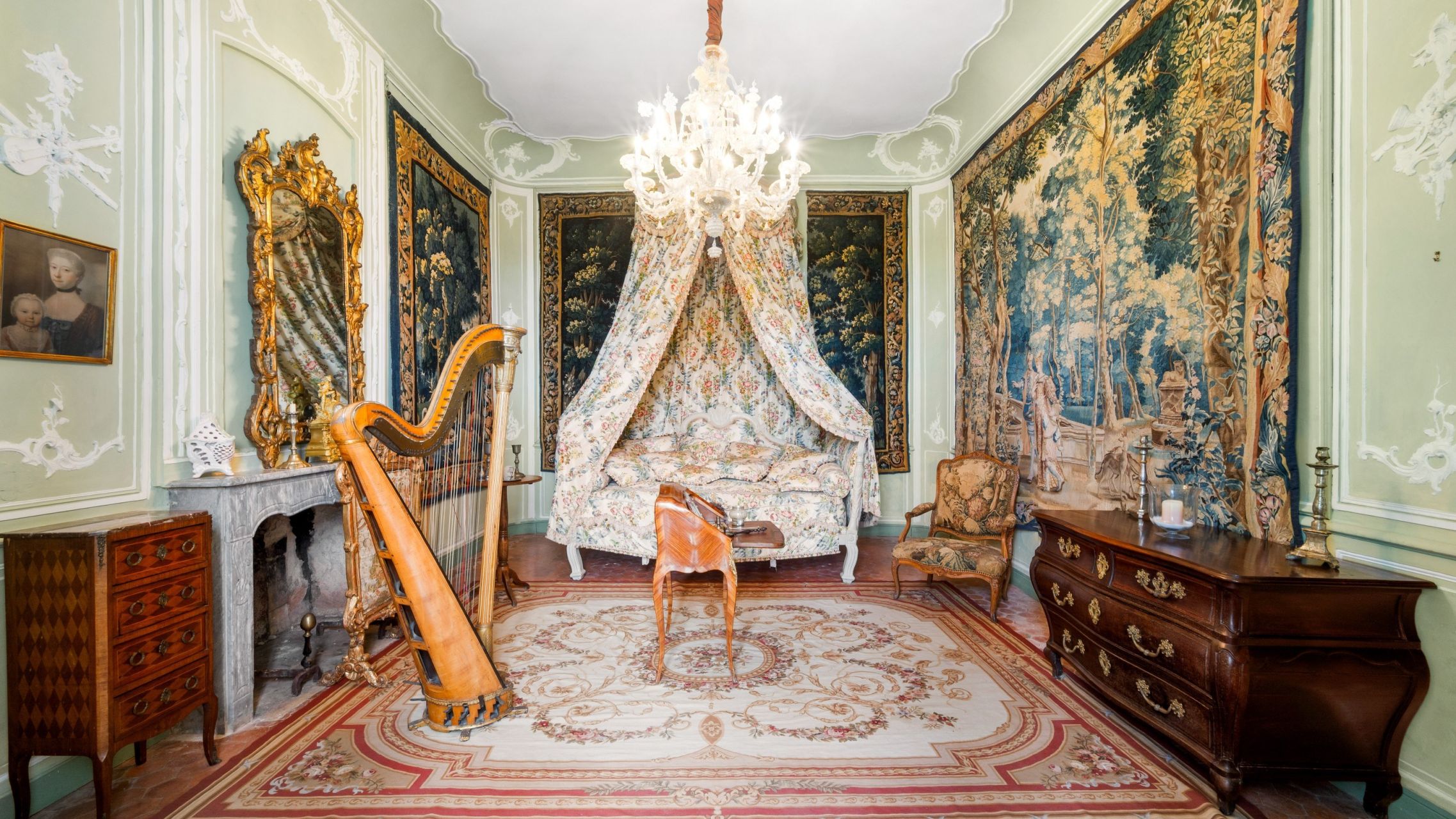 castle 99.9 Rooms for sale on LA VERDIERE (83560)