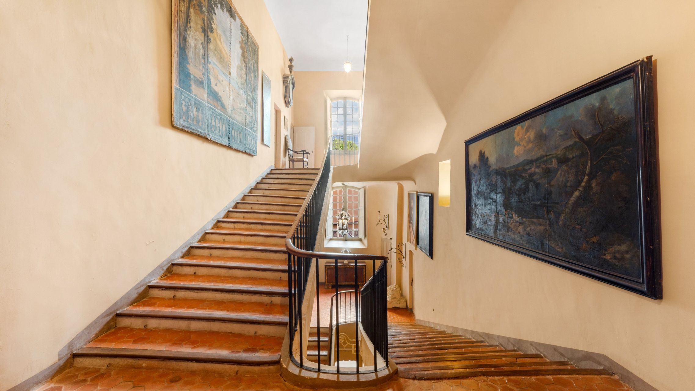 castle 99.9 Rooms for sale on LA VERDIERE (83560)