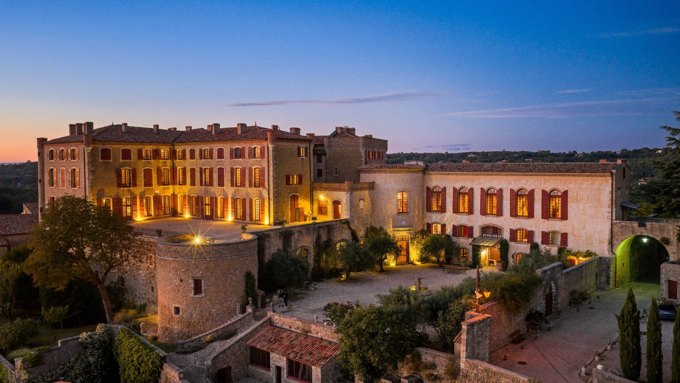 castle 99.9 Rooms for sale on LA VERDIERE (83560)