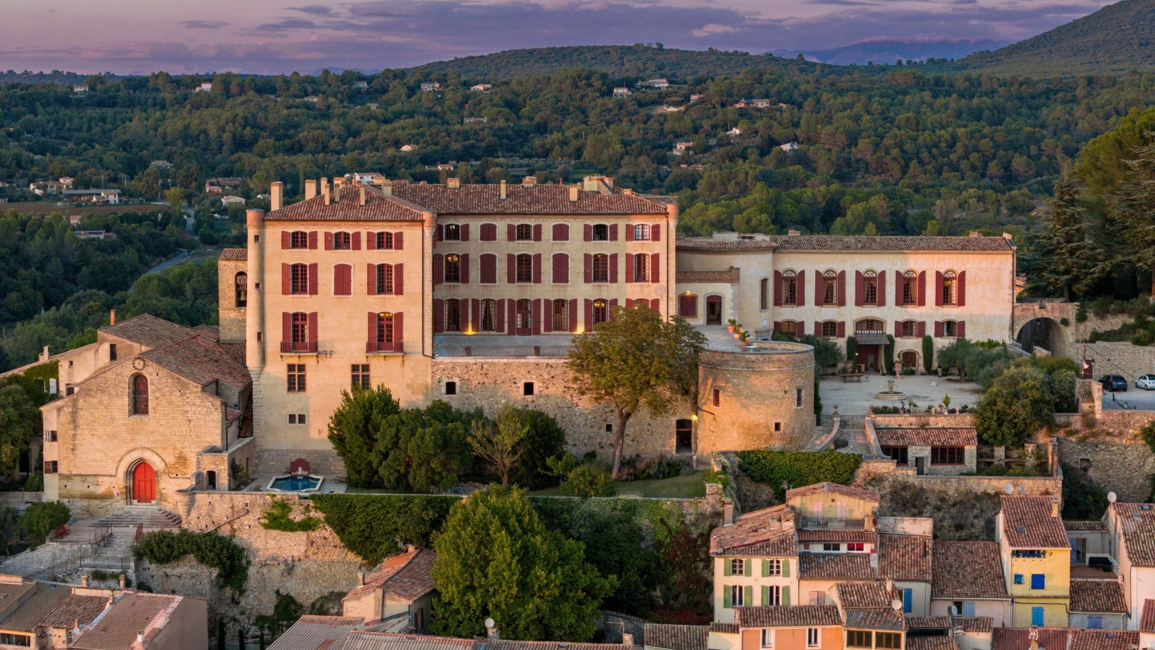 castle 99.9 Rooms for sale on LA VERDIERE (83560)