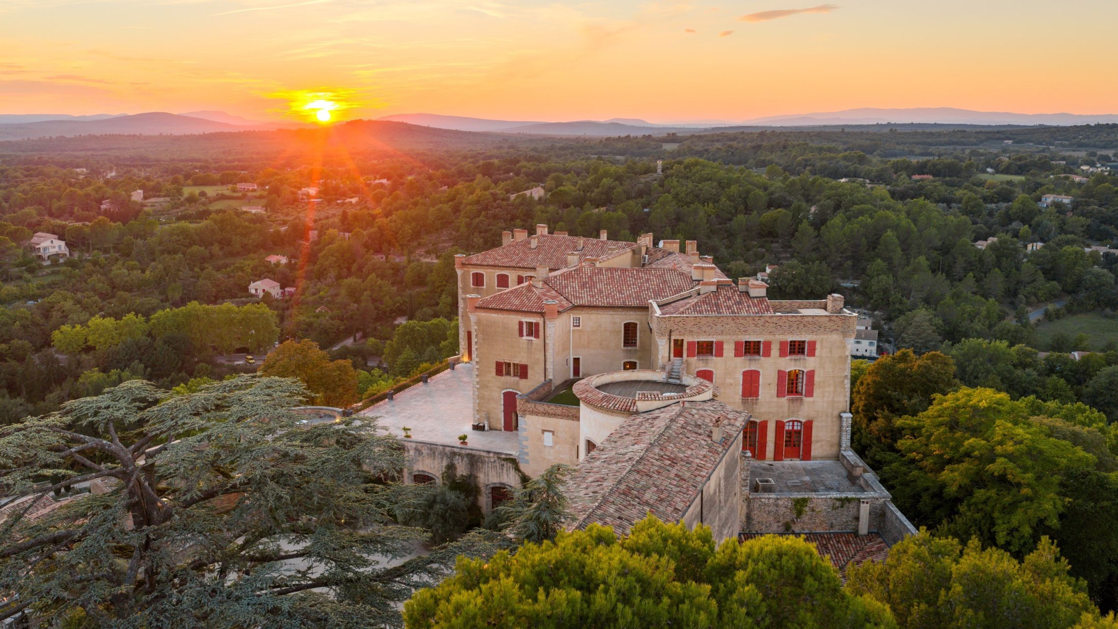 castle 99.9 Rooms for sale on LA VERDIERE (83560)