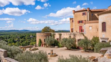 castle 99.9 Rooms for sale on LA VERDIERE (83560)
