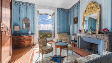 castle 99.9 Rooms for sale on LA VERDIERE (83560)