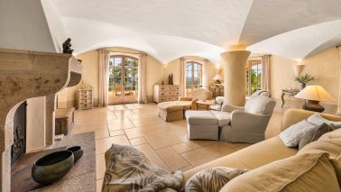 bastide 6 Pièces en vente sur COTIGNAC (83570)