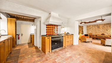 maison provençale 10 Pièces en vente sur VARAGES (83670)