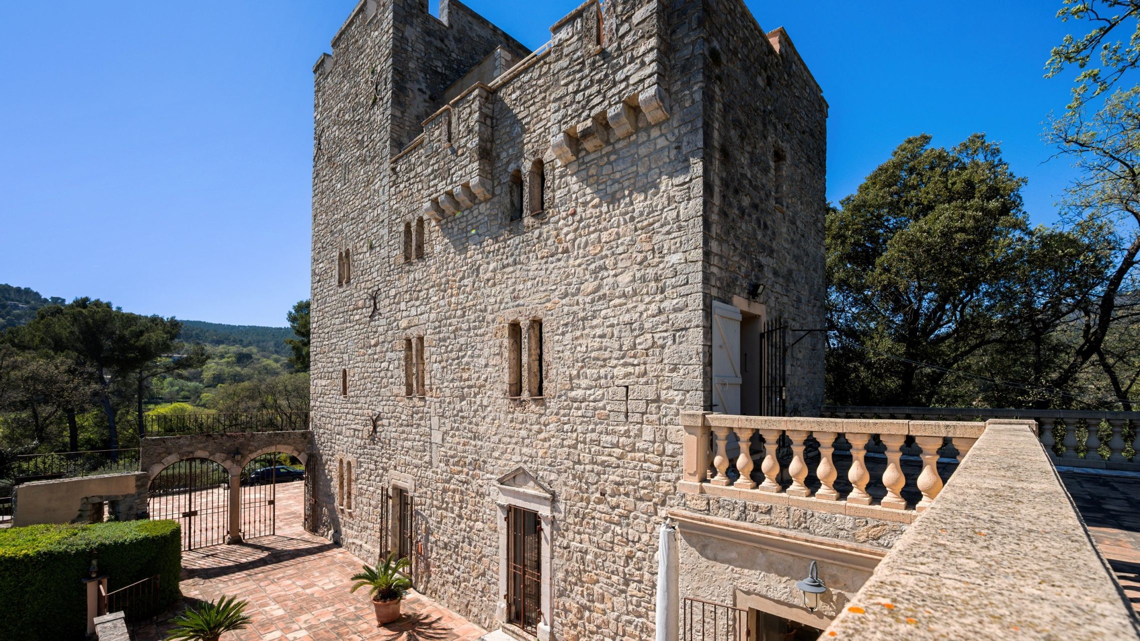 property 7 Rooms for sale on FIGANIERES (83830)