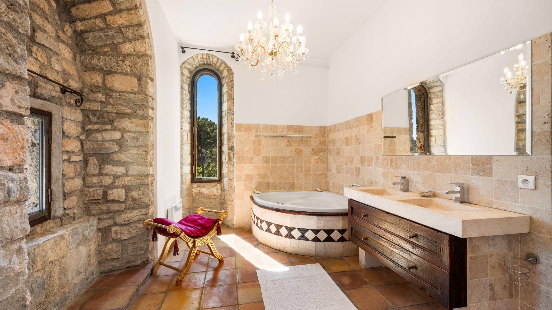 property 7 Rooms for sale on FIGANIERES (83830)