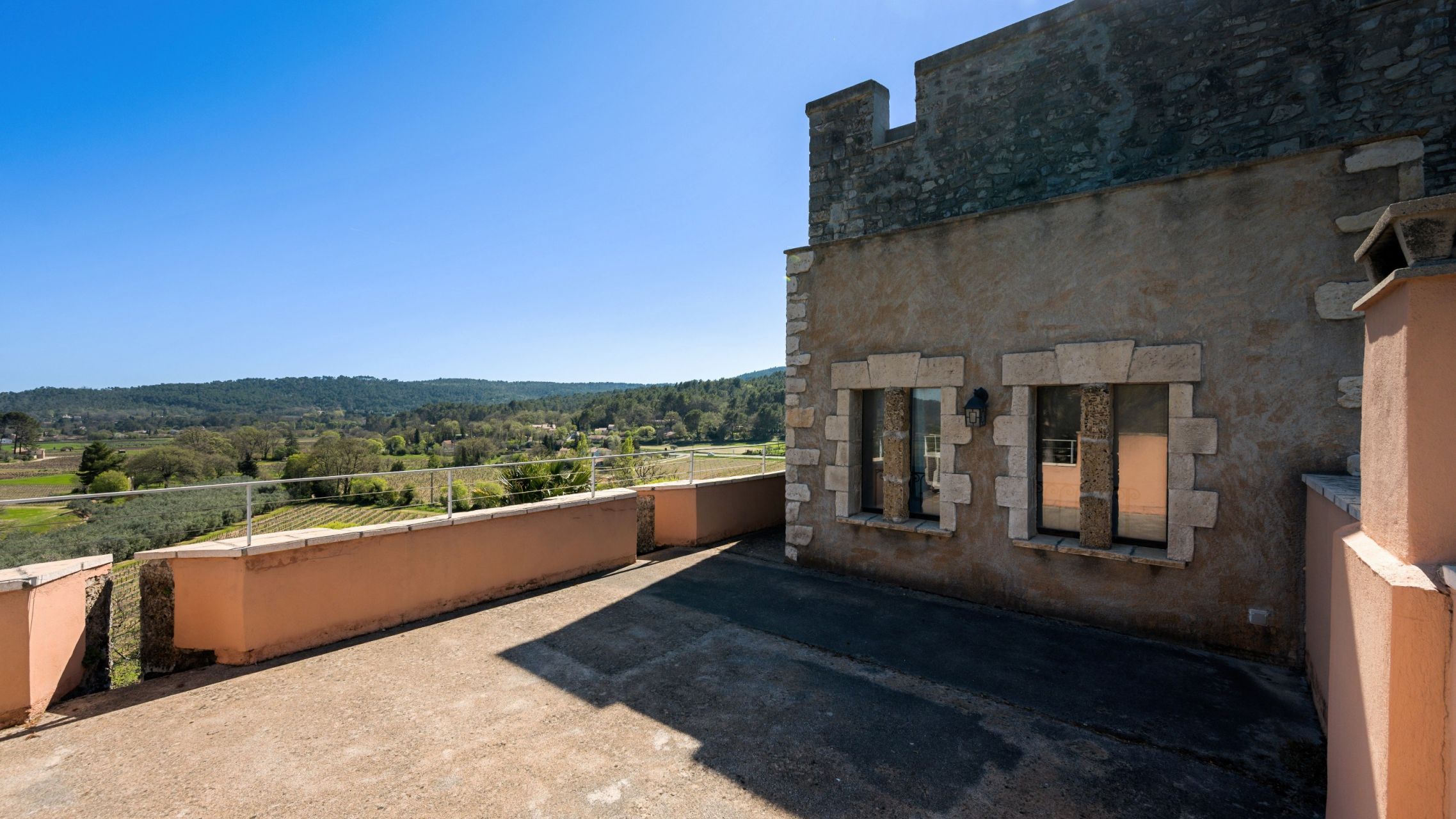 property 7 Rooms for sale on FIGANIERES (83830)