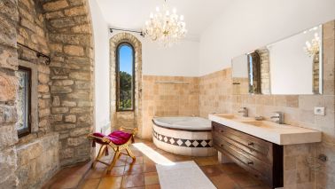 property 7 Rooms for sale on FIGANIERES (83830)