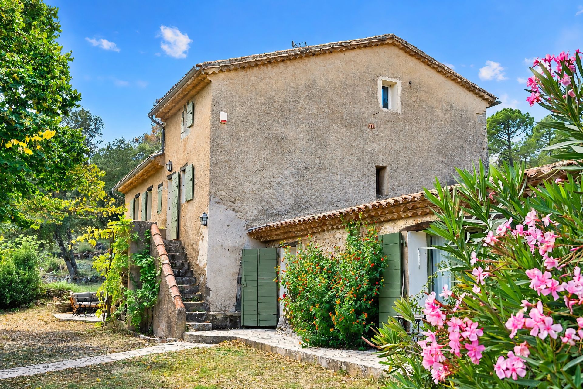 propriété 10 Pièces en vente sur COTIGNAC (83570)