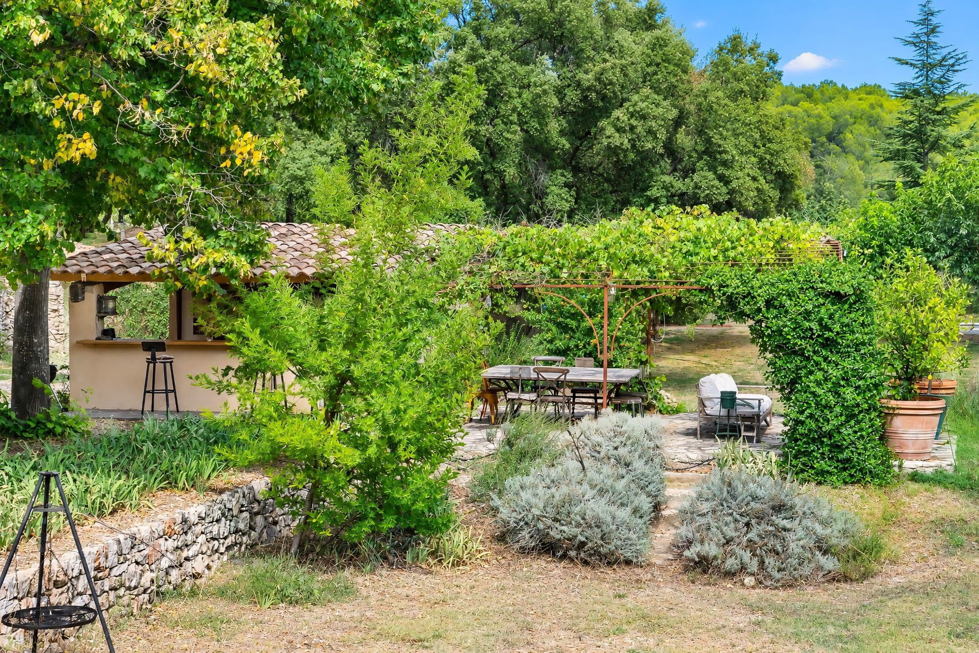 propriété 10 Pièces en vente sur COTIGNAC (83570)
