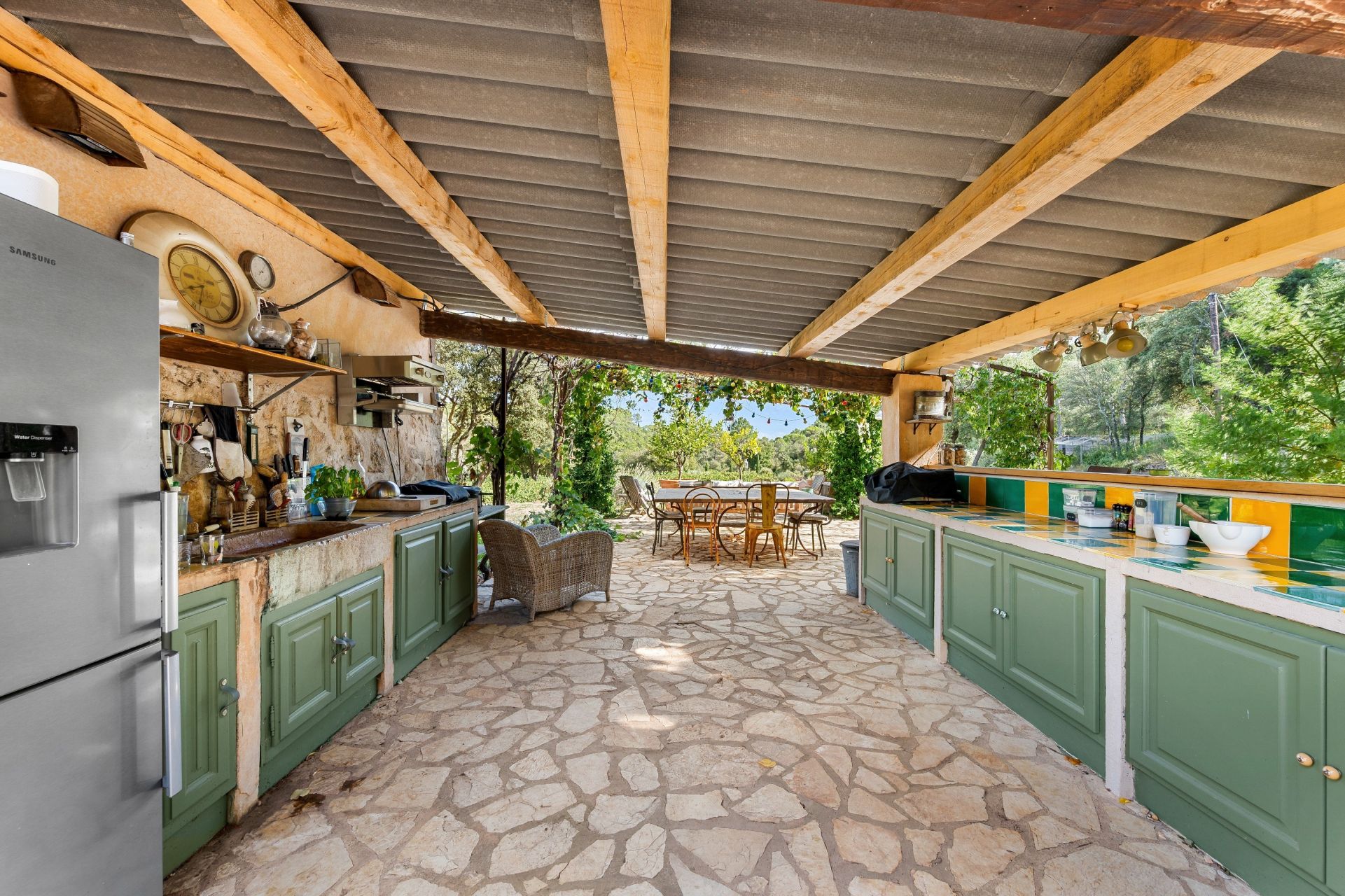 propriété 10 Pièces en vente sur COTIGNAC (83570)